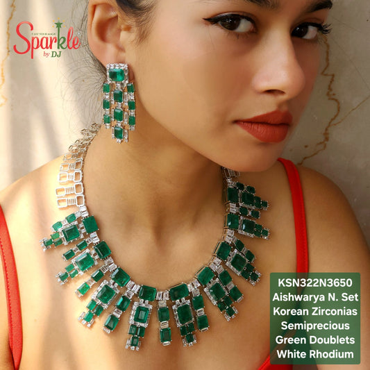 Necklace set with green doublets