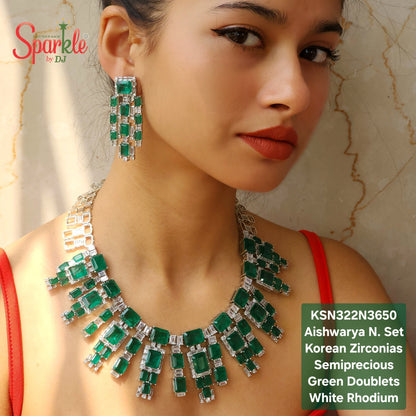 Necklace set with green doublets